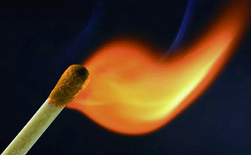 燃烧的火柴产生温度 燃烧的火柴产生温度
