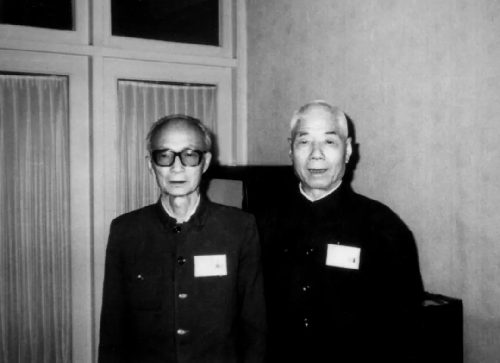 李慕愚与孙作宾在参加第六届全国政协会议代表驻地合影 李慕愚与孙作宾在参加第六届全国政协会议代表驻地合影