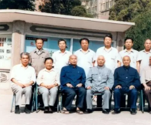 李慕愚与其他厂领导合影 李慕愚与其他厂领导合影